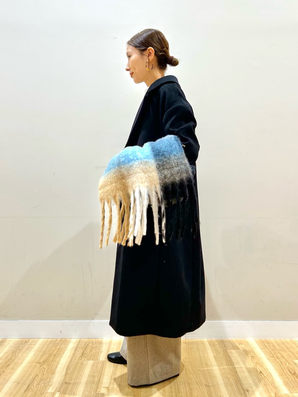 ベージュ系のその他パンツ、ブラック系のその他アウター、ホワイト系のニット/セーターを着用したレディースの冬コーディネートの2枚目の写真