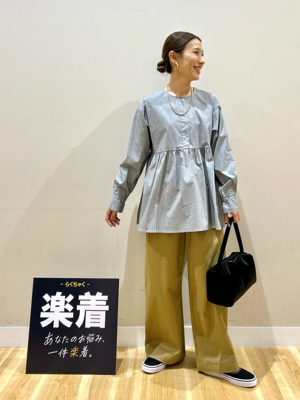 ブラック系のマウンテンパーカー、その他のシャツ/ブラウス、イエロー系のその他パンツを着用したレディースの春コーディネートの5枚目の写真