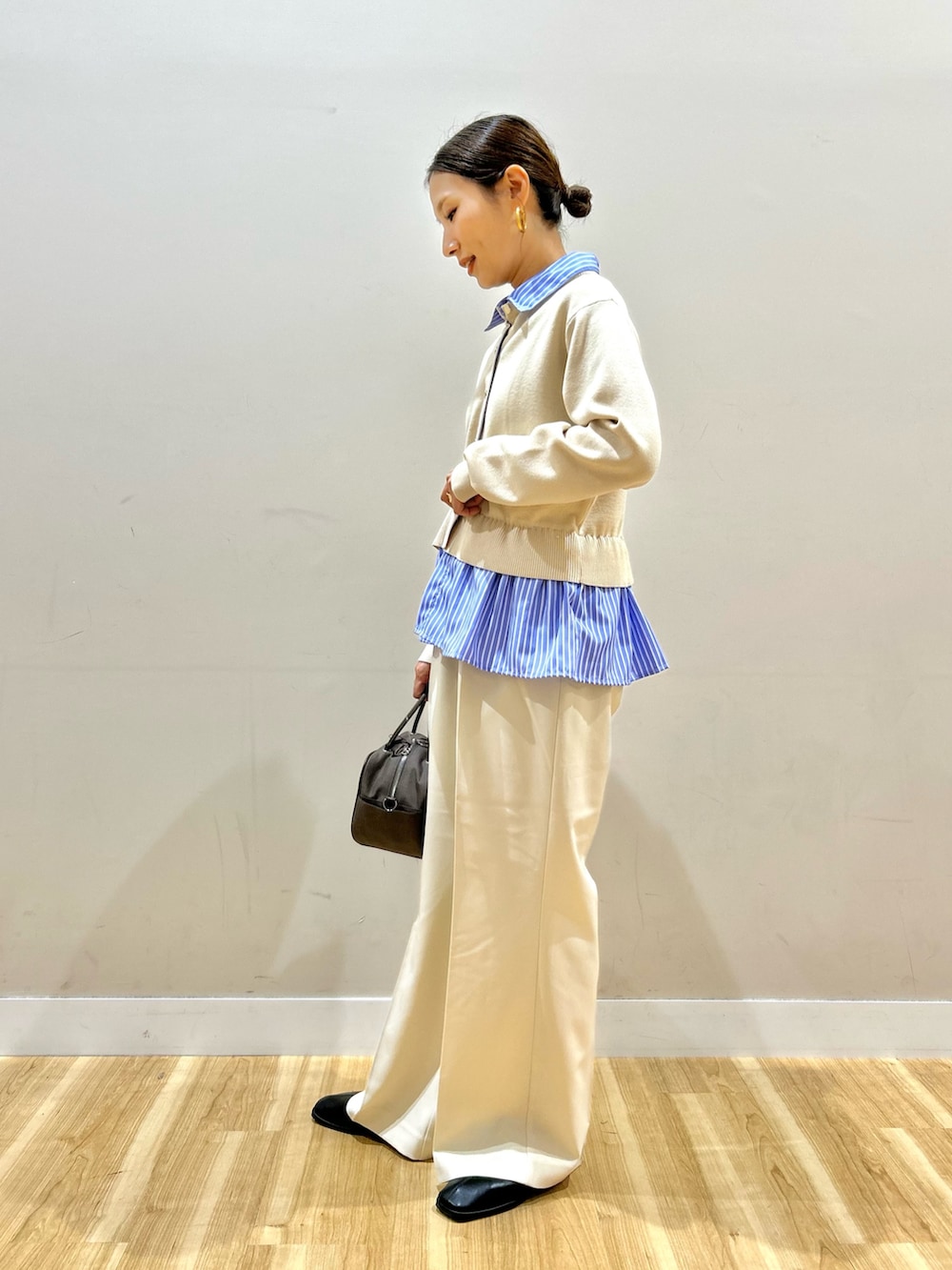 ホワイト系のニット/セーター、ホワイト系のその他パンツ、ブラック系のスリッポンを着用したレディースの冬コーディネートの2枚目の写真