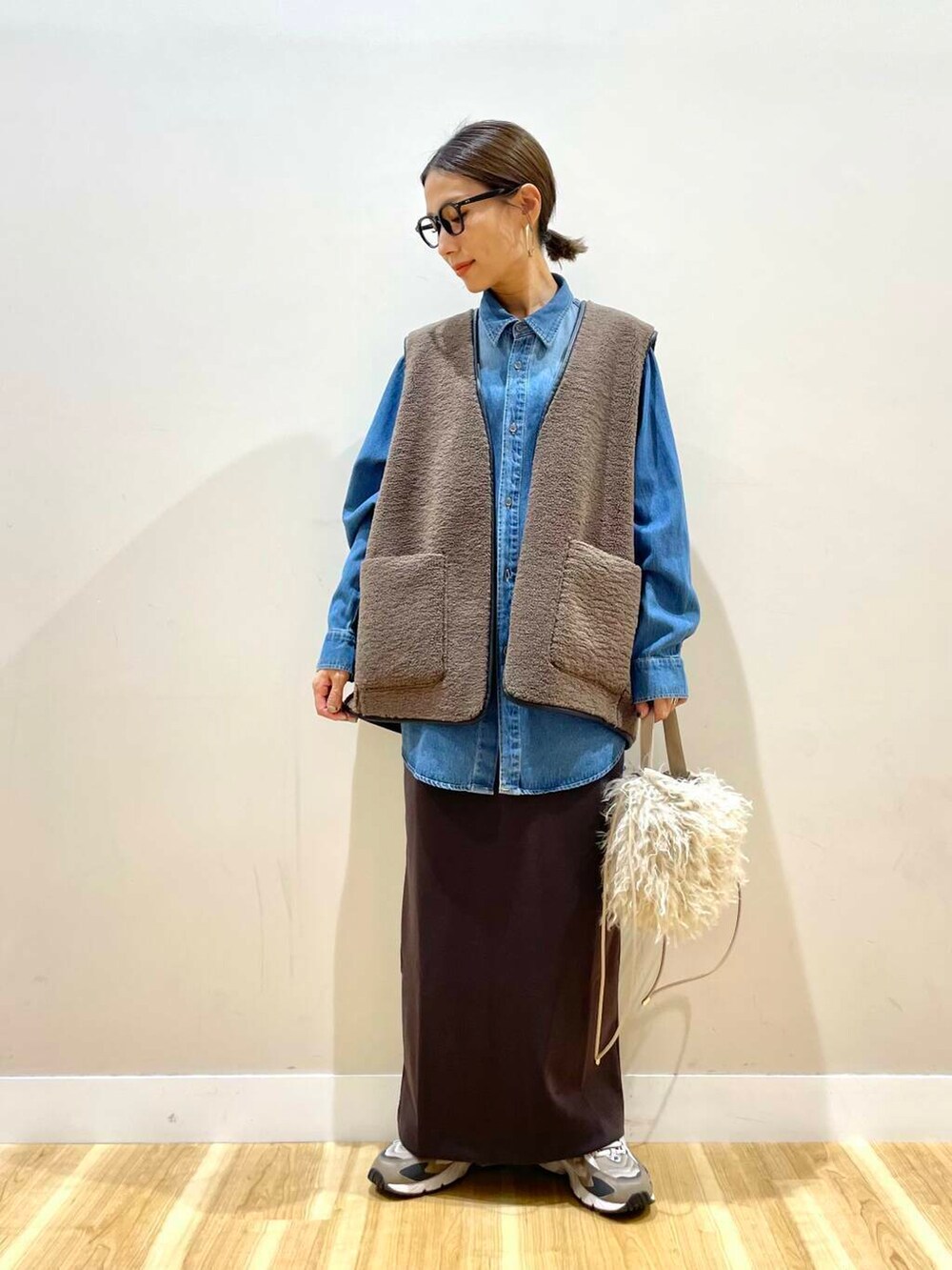 ベージュ系のショルダーバッグ、ブルー系のシャツ/ブラウス、ブラウン系のその他アウターを着用したレディースの秋コーディネートの6枚目の写真