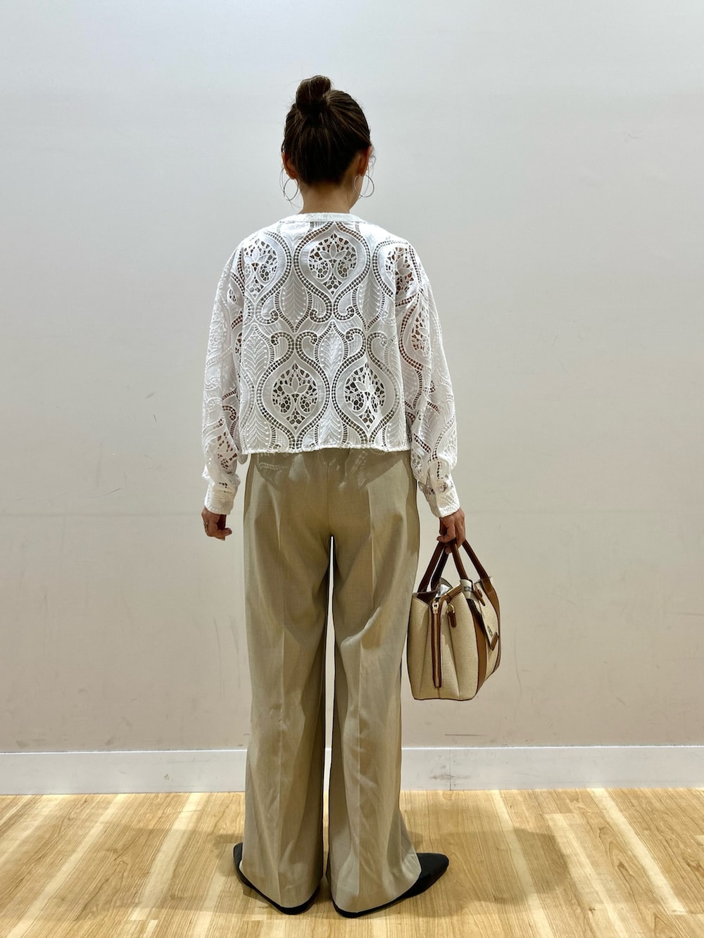 ホワイト系のシャツ/ブラウス、ベージュ系のタンクトップ、ベージュ系のその他パンツを着用したレディースの春コーディネートの3枚目の写真