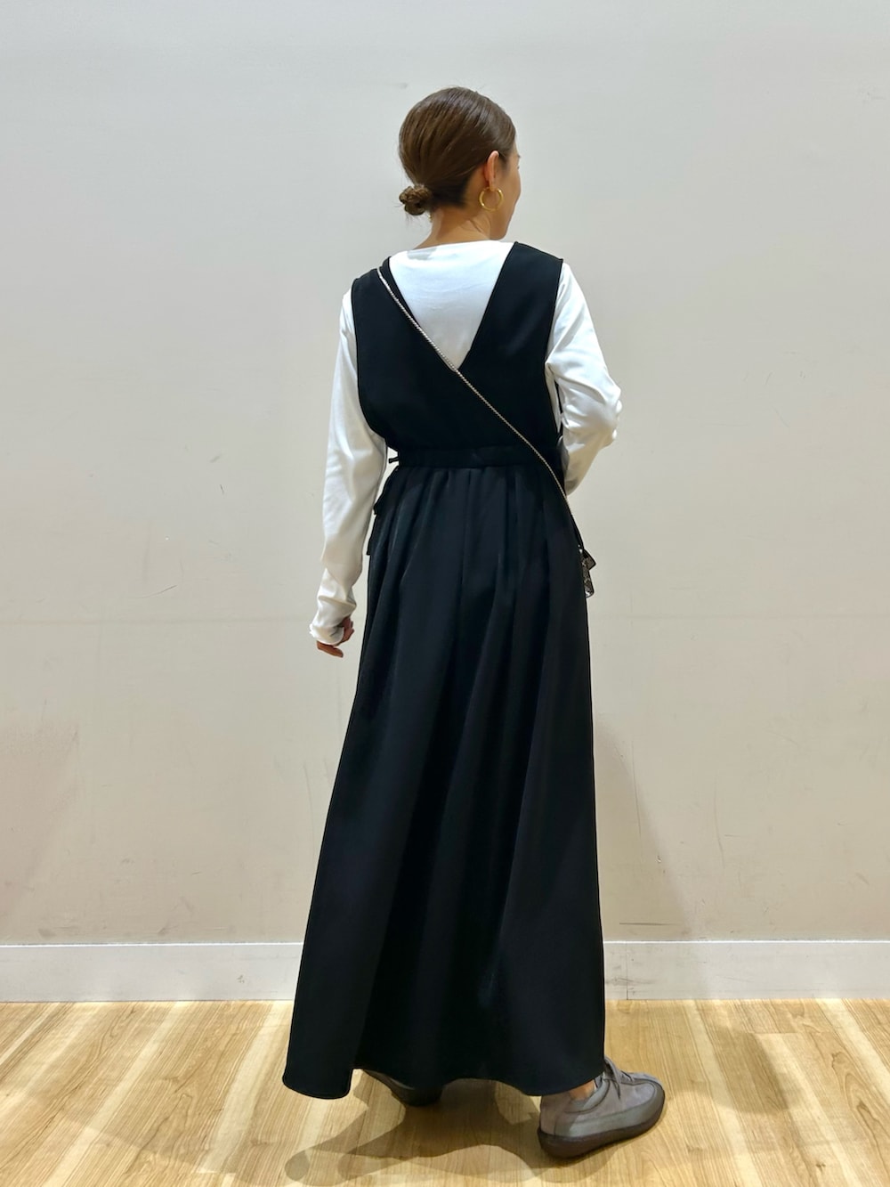 ブラック系のワンピース、その他のショルダーバッグ、グレー系のスニーカーを着用したレディースの春コーディネートの3枚目の写真