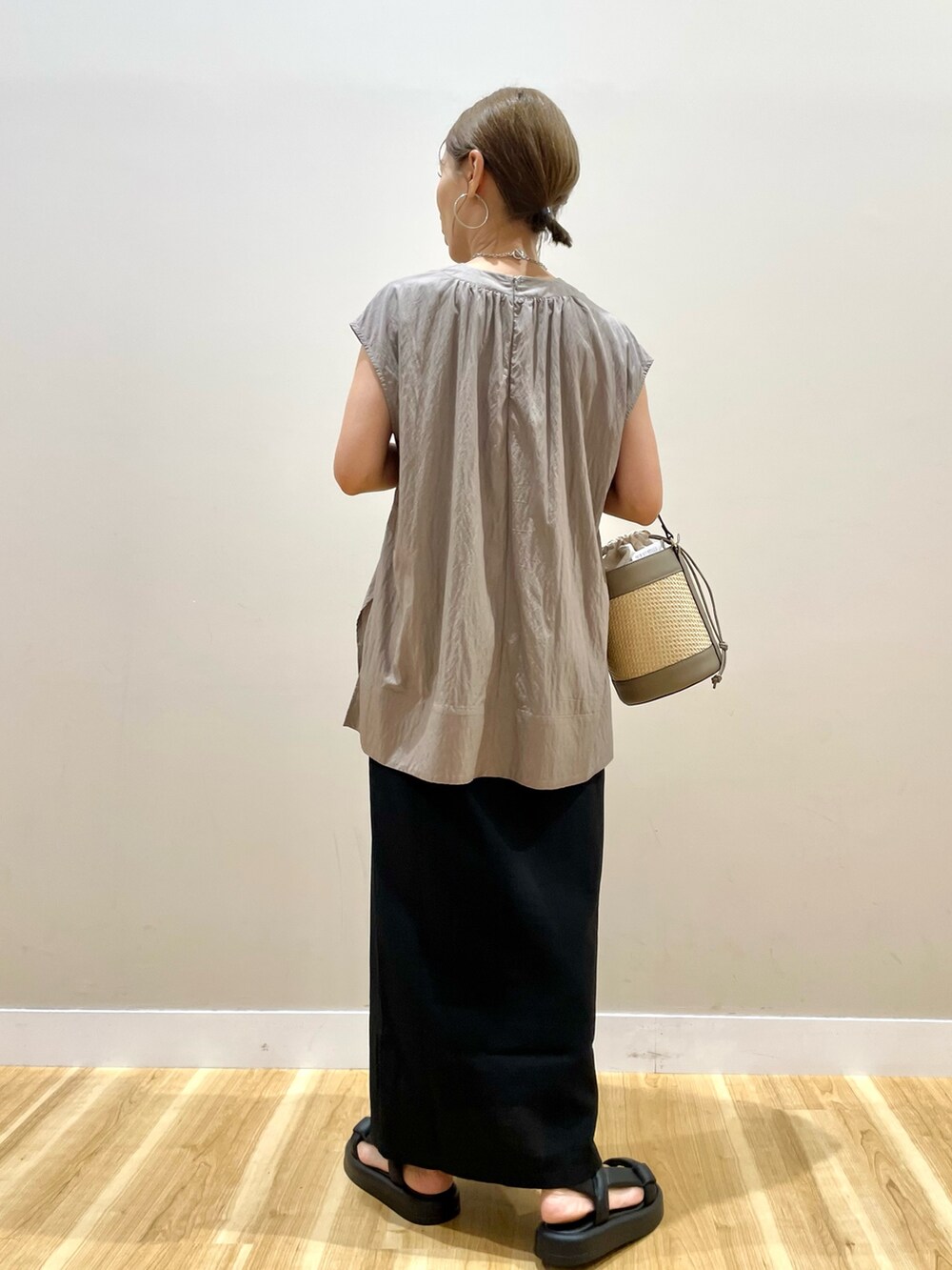 ブラウン系のシャツ/ブラウス、ブラック系のスカートを着用したレディースの夏コーディネートの5枚目の写真