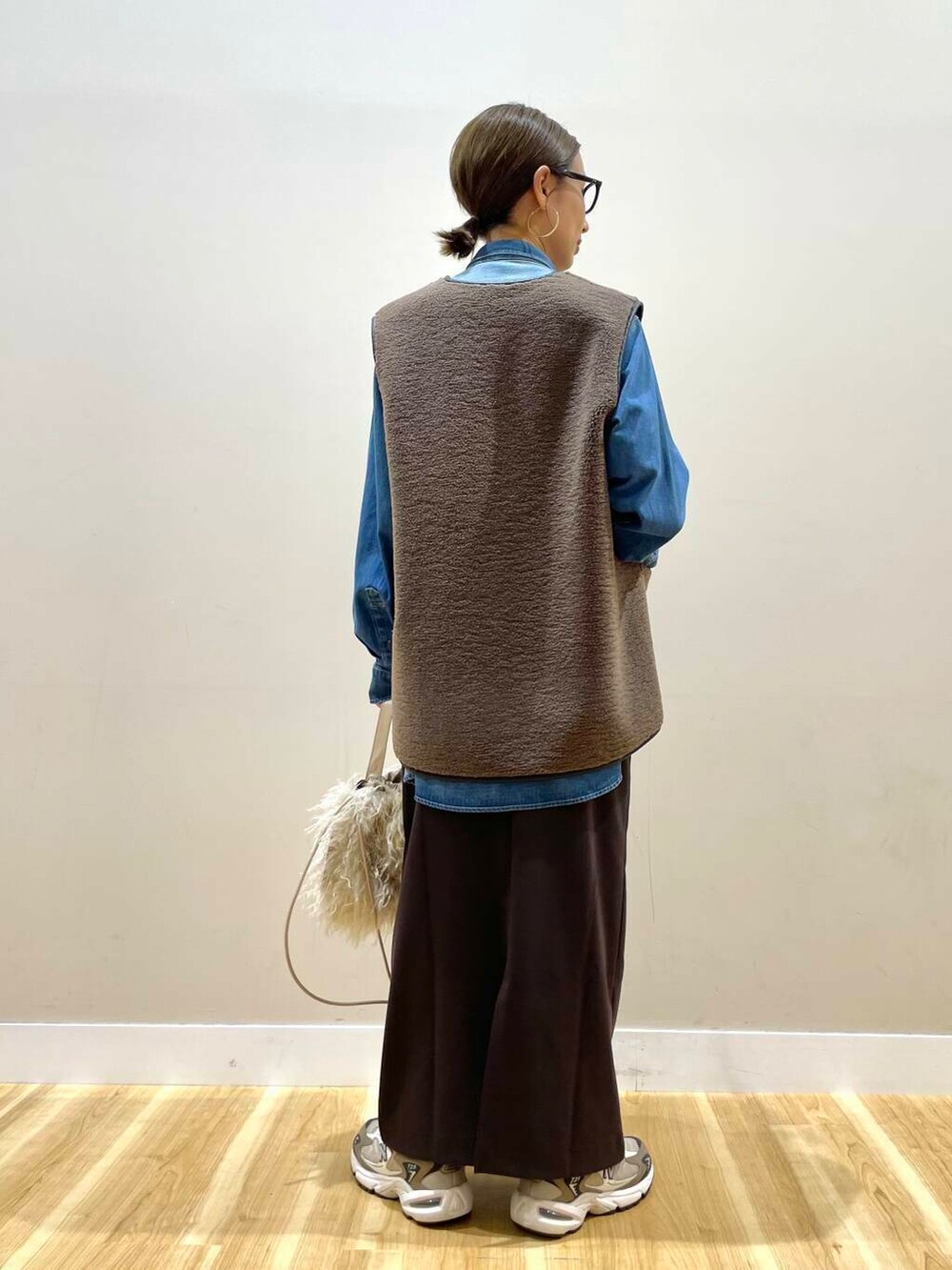 ベージュ系のショルダーバッグ、ブルー系のシャツ/ブラウス、ブラウン系のその他アウターを着用したレディースの秋コーディネートの4枚目の写真