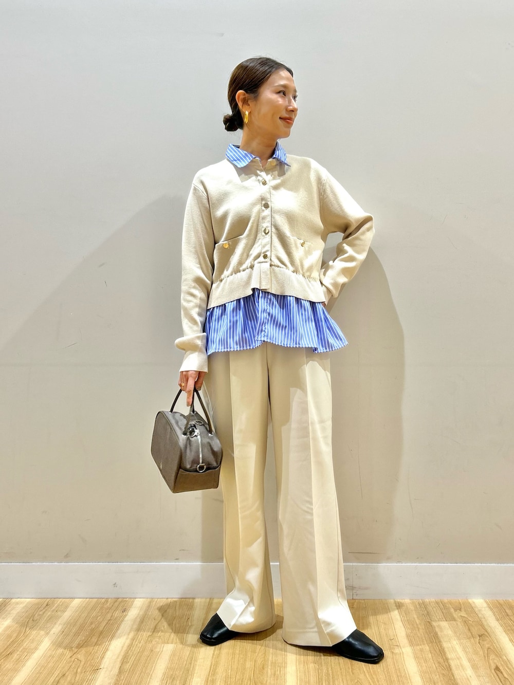 ホワイト系のニット/セーター、ホワイト系のその他パンツ、ブラック系のスリッポンを着用したレディースの冬コーディネートの4枚目の写真