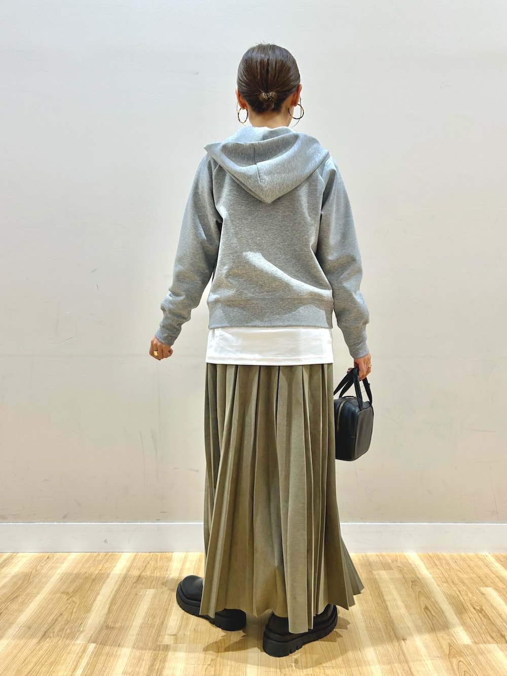 ホワイト系のブルゾン、グレー系のパーカー、ホワイト系のTシャツ/カットソーを着用したレディースの冬コーディネートの6枚目の写真