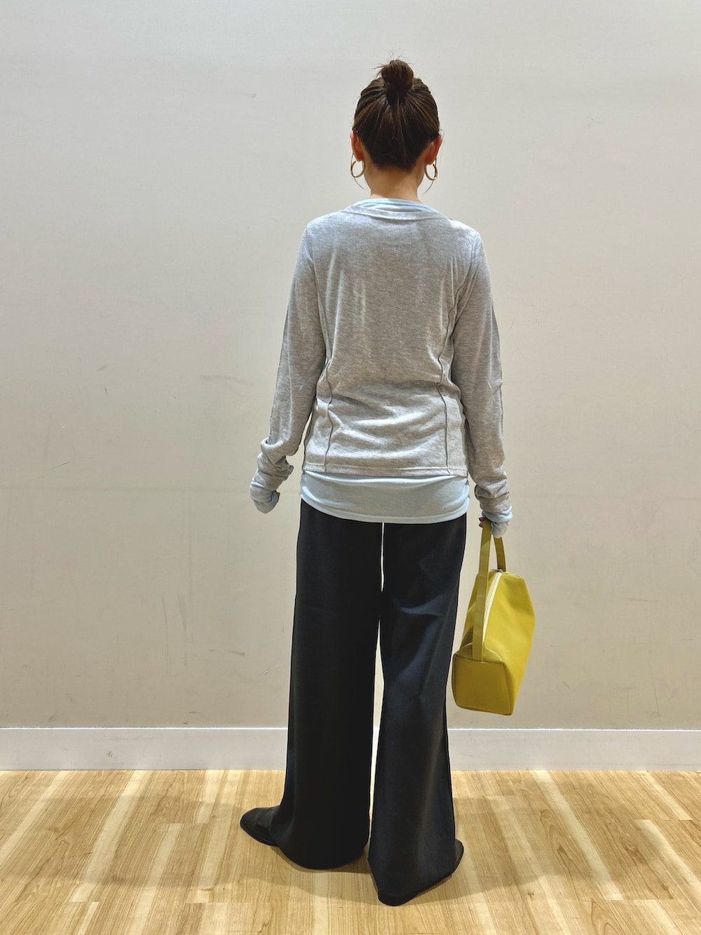 ホワイト系のブルゾン、グレー系のTシャツ/カットソー、グレー系のその他パンツを着用したレディースの春コーディネートの6枚目の写真