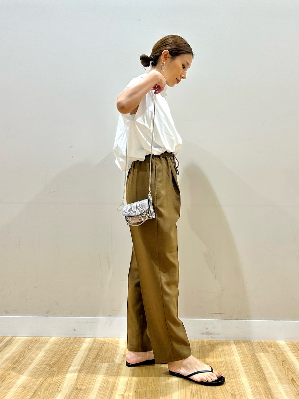 ホワイト系のシャツ/ブラウス、ブラウン系のその他パンツ、その他のショルダーバッグを着用したレディースの夏コーディネートの2枚目の写真