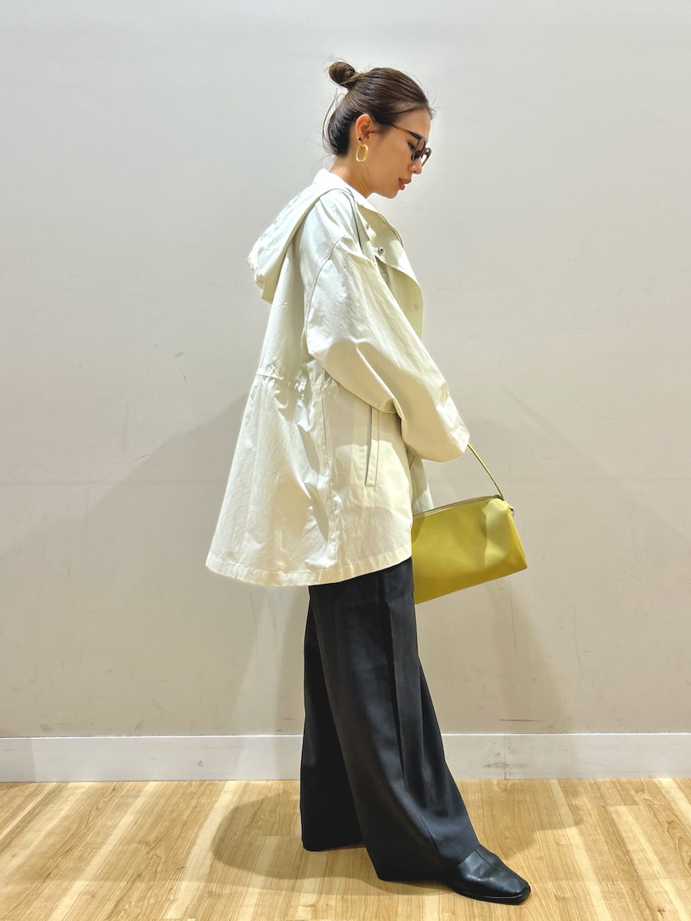 ホワイト系のブルゾン、グレー系のTシャツ/カットソー、グレー系のその他パンツを着用したレディースの春コーディネートの2枚目の写真