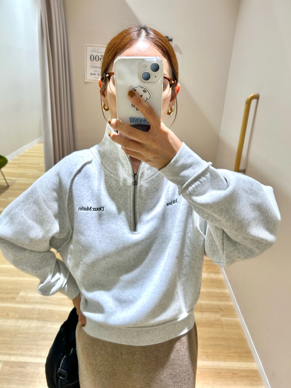 グレー系のその他アウター、ベージュ系のスウェット、ベージュ系のスカートを着用したレディースの秋コーディネートの6枚目の写真