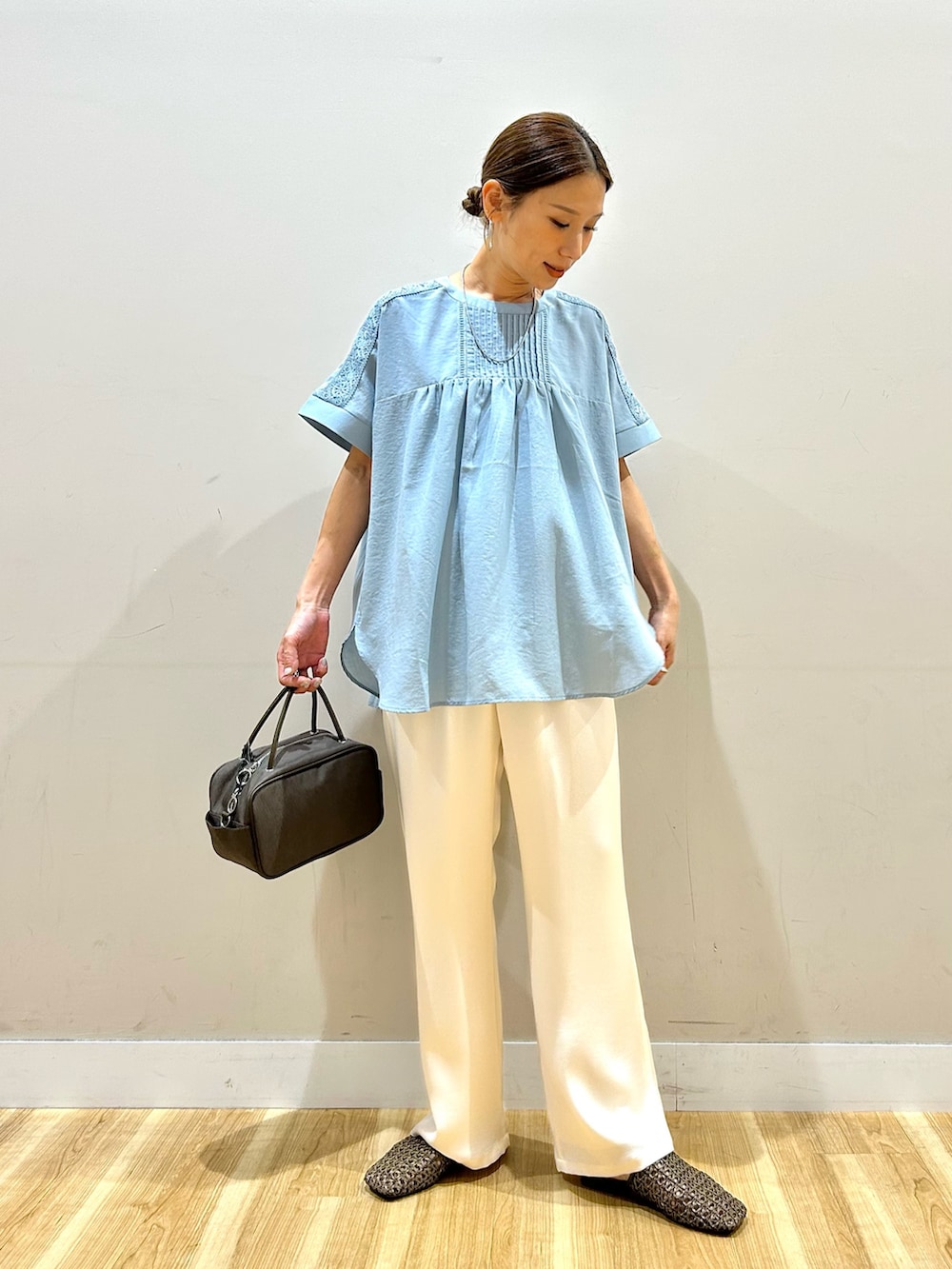 ブルー系のシャツ/ブラウス、ホワイト系のその他パンツ、ブラウン系のサンダルを着用したレディースの春コーディネートの5枚目の写真