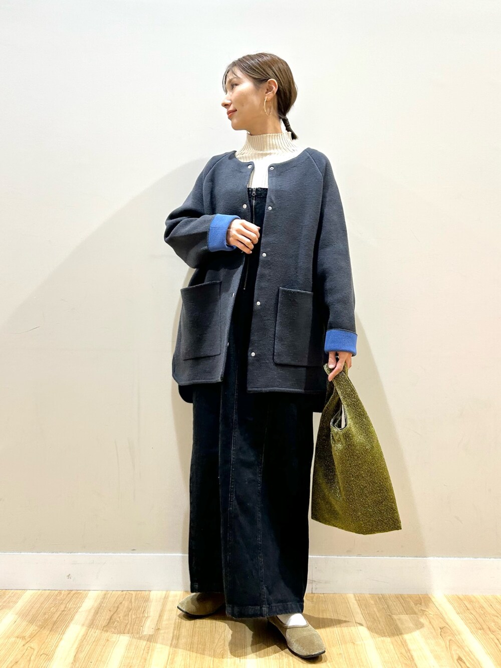 グレー系のカーディガン/ボレロ、ホワイト系のニット/セーター、ブラック系のワンピースを着用したレディースの冬コーディネートの5枚目の写真