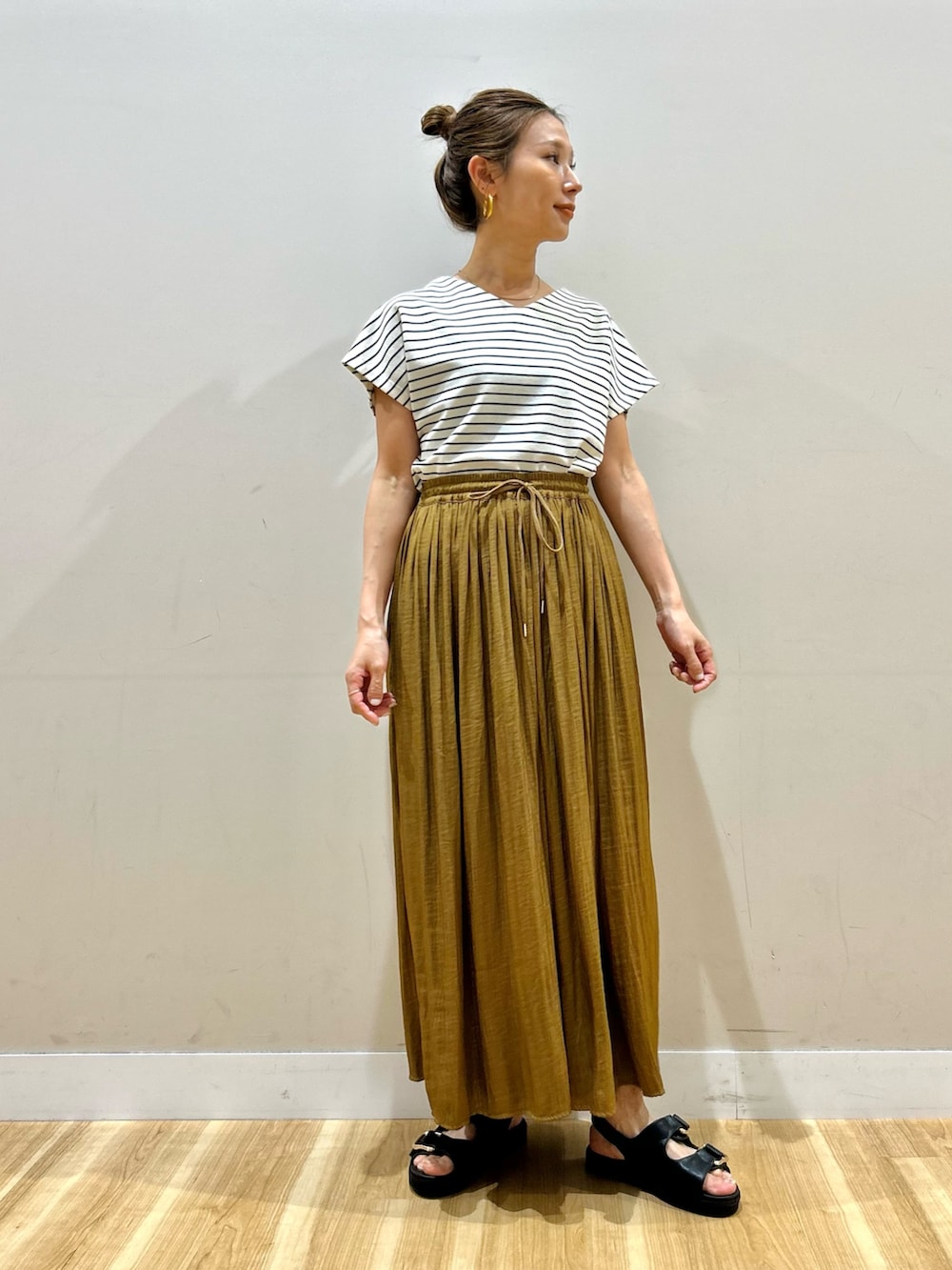 ブラック系のカーディガン/ボレロ、ホワイト系のTシャツ/カットソー、イエロー系のその他パンツを着用したレディースの春コーディネートの4枚目の写真
