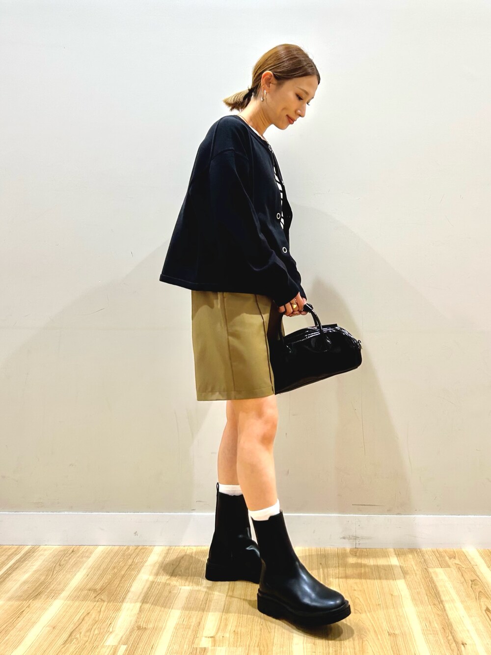 ブラック系のカーディガン/ボレロ、ホワイト系のニット/セーター、ブラウン系のその他パンツを着用したレディースの秋コーディネートの2枚目の写真