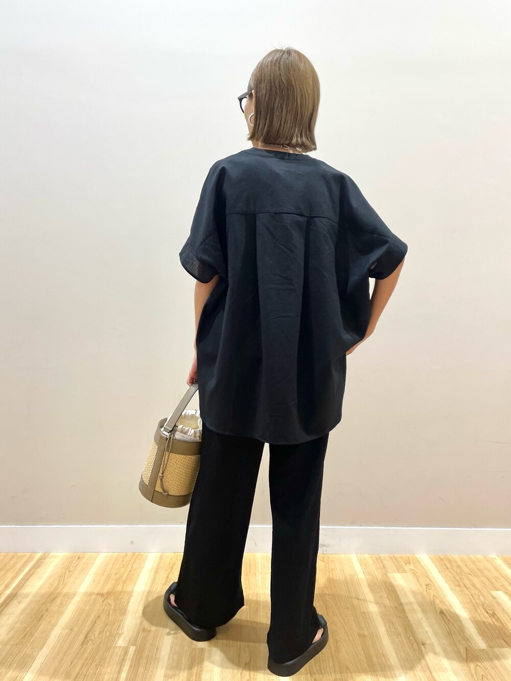 ブラック系のシャツ/ブラウス、ブラック系のその他パンツ、その他のタンクトップを着用したレディースの夏コーディネートの3枚目の写真