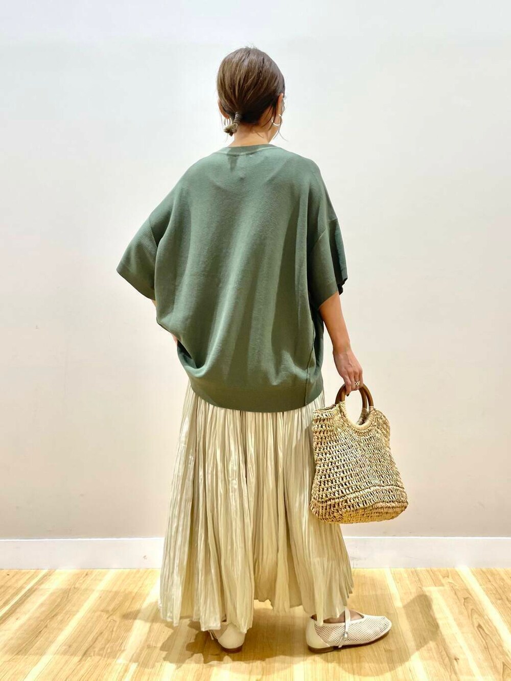 ベージュ系のトートバッグ、ベージュ系のスカート、ホワイト系のその他シューズを着用したレディースの夏コーディネートの3枚目の写真