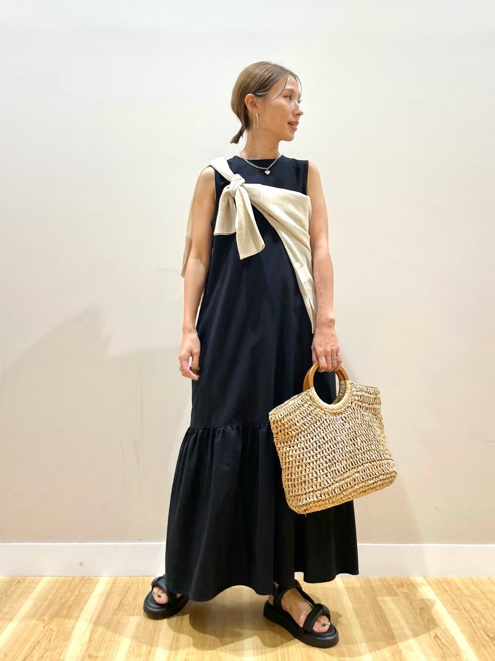 ブラック系のワンピース、グレー系のカーディガン/ボレロを着用したレディースの夏コーディネートの4枚目の写真