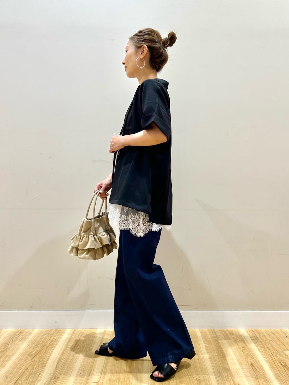 ブラック系のその他アウター、ベージュ系のTシャツ/カットソー、ブルー系のデニムパンツを着用したレディースの春コーディネートの3枚目の写真