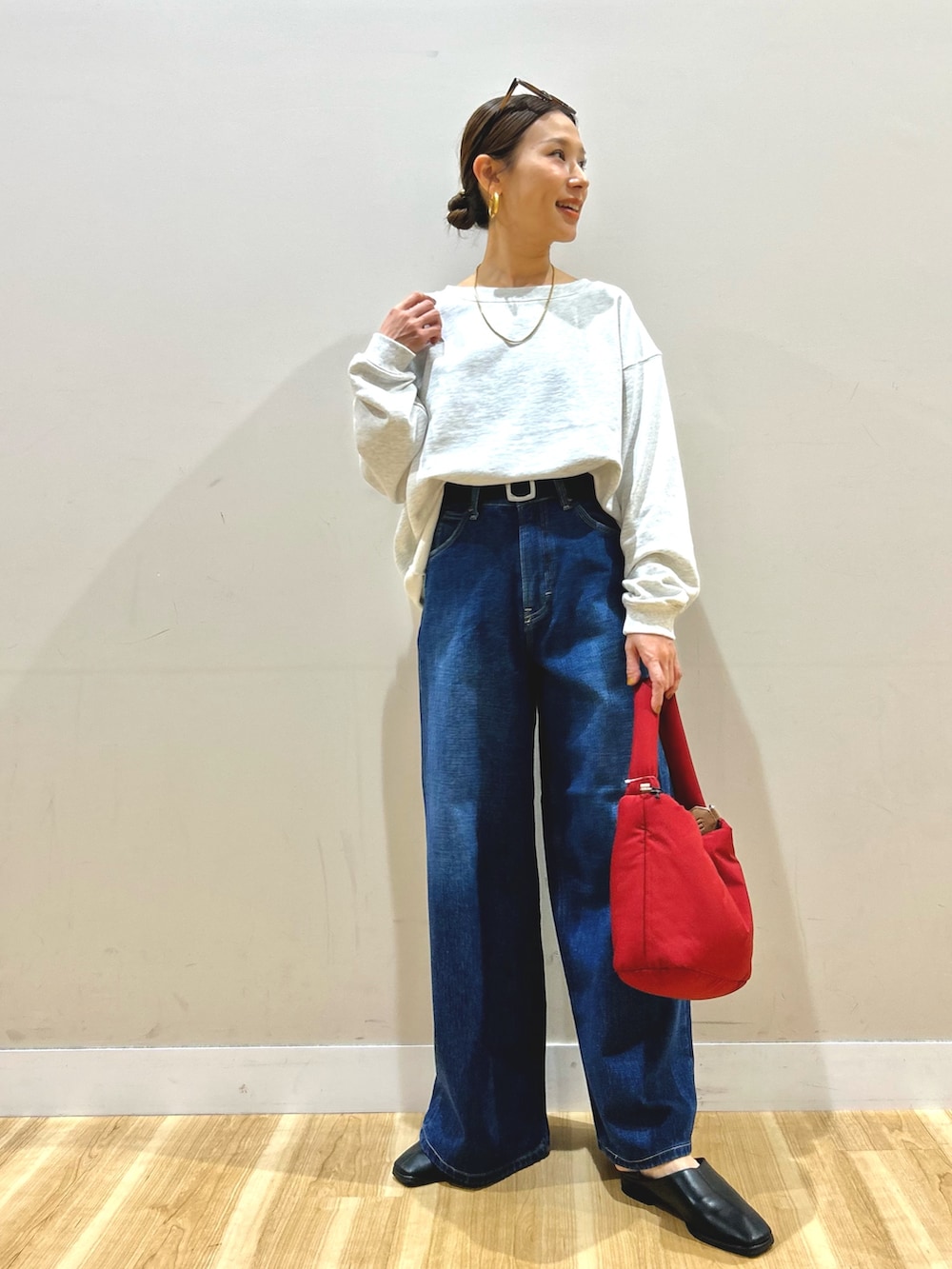 ホワイト系のカーディガン/ボレロ、グレー系のスウェット、ブルー系のデニムパンツを着用したレディースの春コーディネートの5枚目の写真