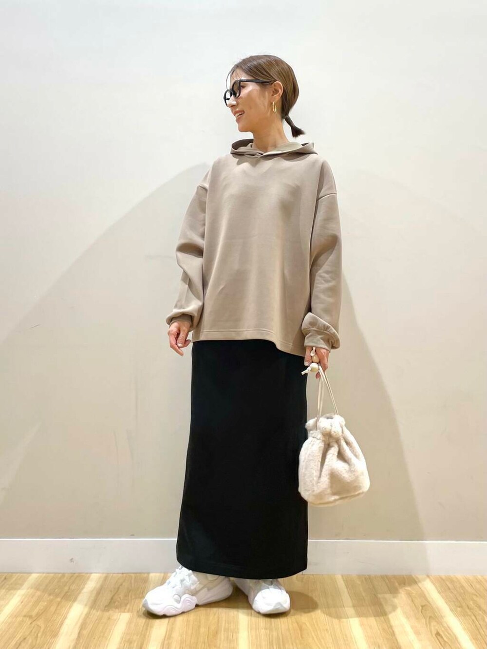 ホワイト系のスニーカー、ホワイト系のショルダーバッグ、ブラウン系のワンピースを着用したレディースの冬コーディネートの7枚目の写真