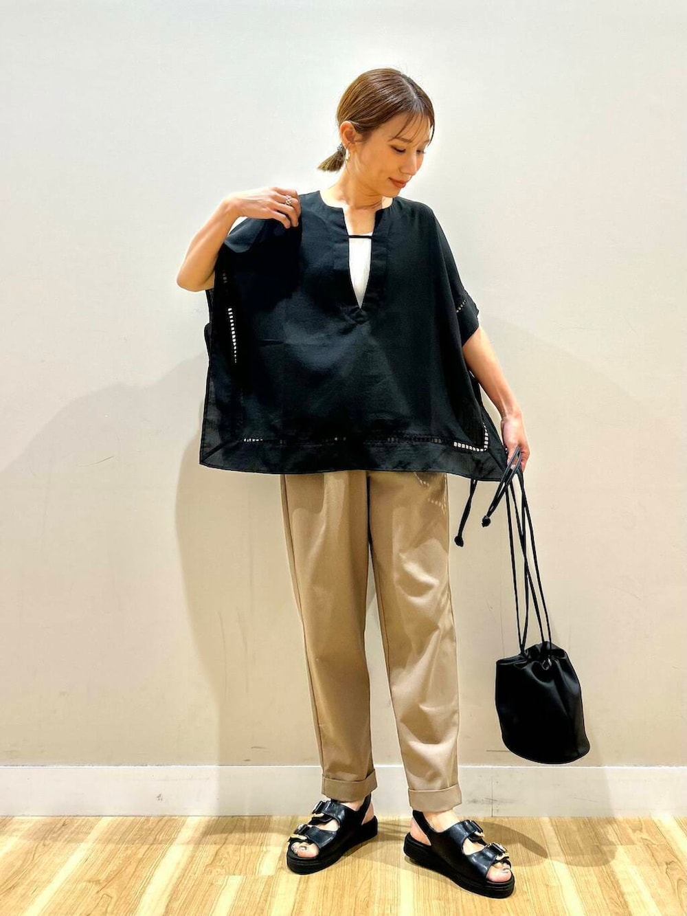 ブラック系のサンダル、ブラウン系のその他パンツ、ブラック系のショルダーバッグを着用したレディースの春コーディネートの5枚目の写真