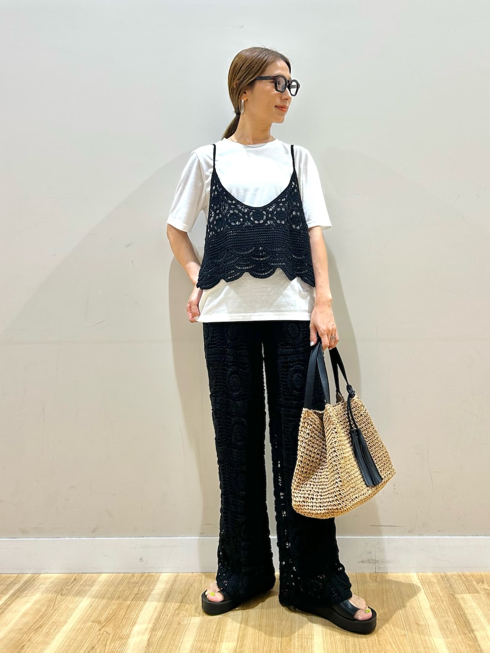 ブラック系のTシャツ/カットソー、ブラック系のその他パンツ、ブラック系のサンダルを着用したレディースの夏コーディネートの4枚目の写真