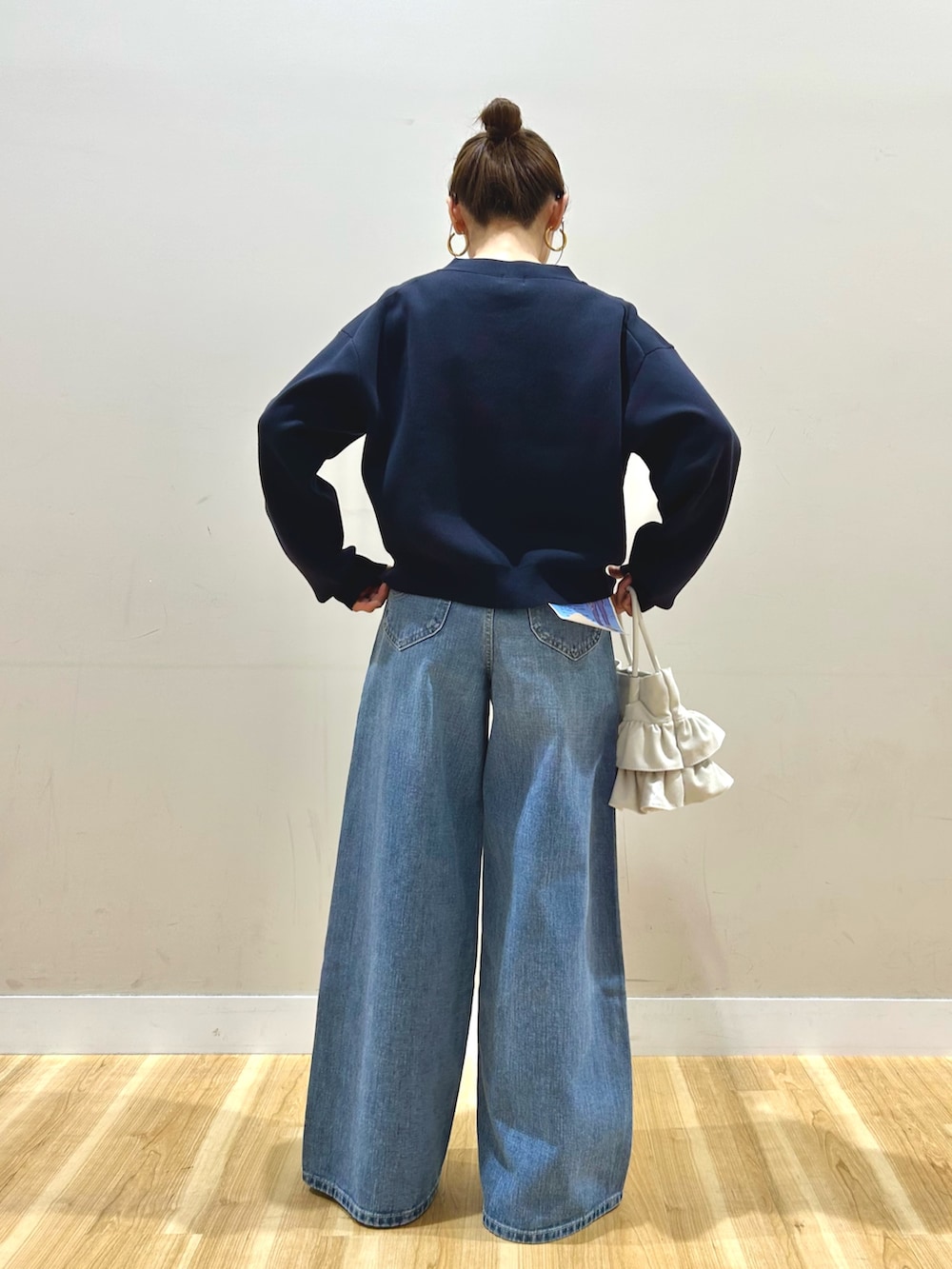 ブルー系のカーディガン/ボレロ、ベージュ系のその他アウター、ホワイト系のTシャツ/カットソーを着用したレディースの春コーディネートの7枚目の写真