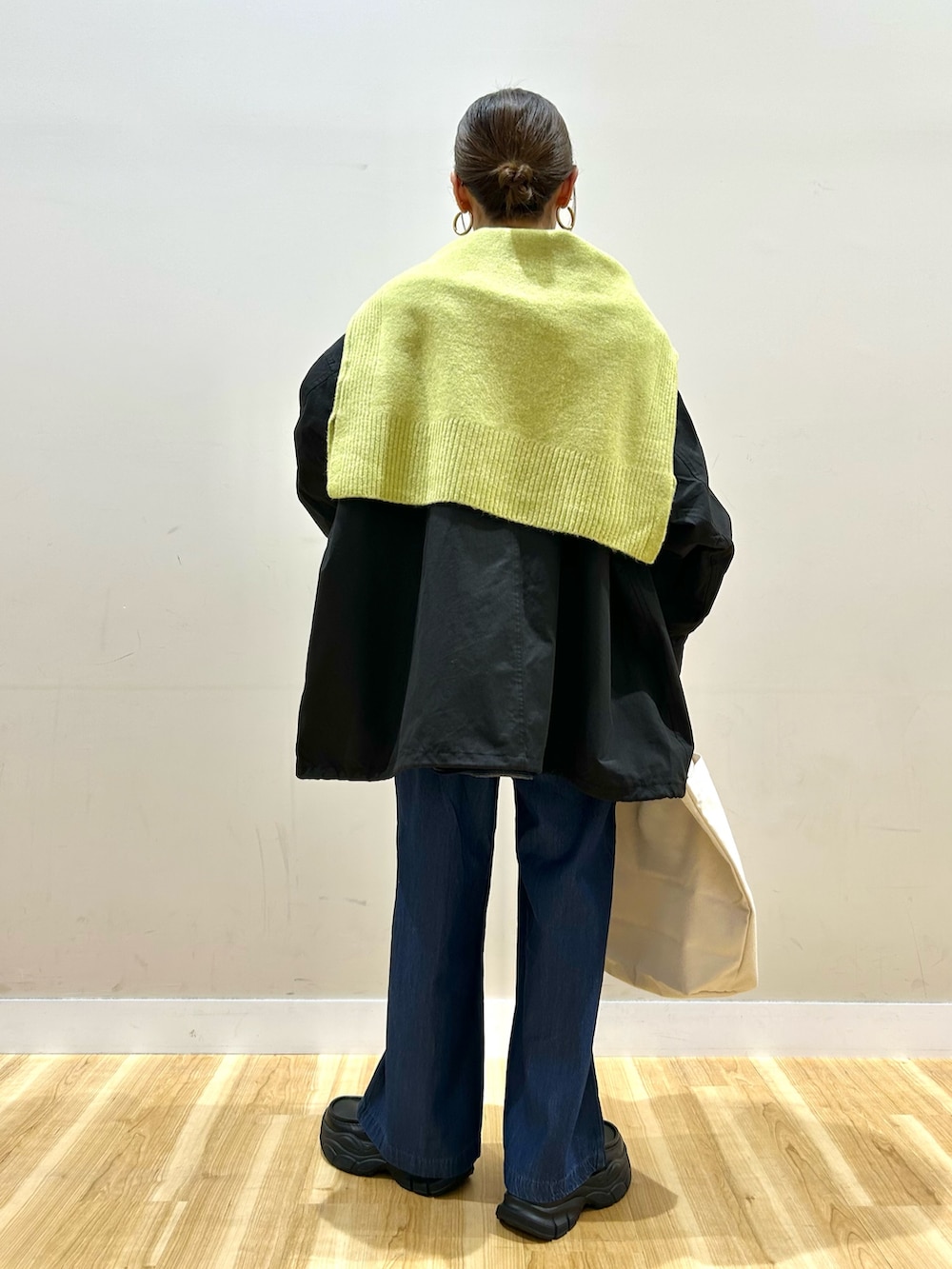 ブルー系のシャツ/ブラウス、ブラック系のモッズコート、その他のニット/セーターを着用したレディースの冬コーディネートの3枚目の写真