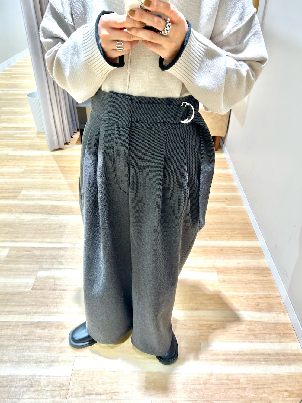 グレー系のその他アウター、ブラック系のその他パンツ、ブラック系のブーツを着用したレディースの冬コーディネートの10枚目の写真