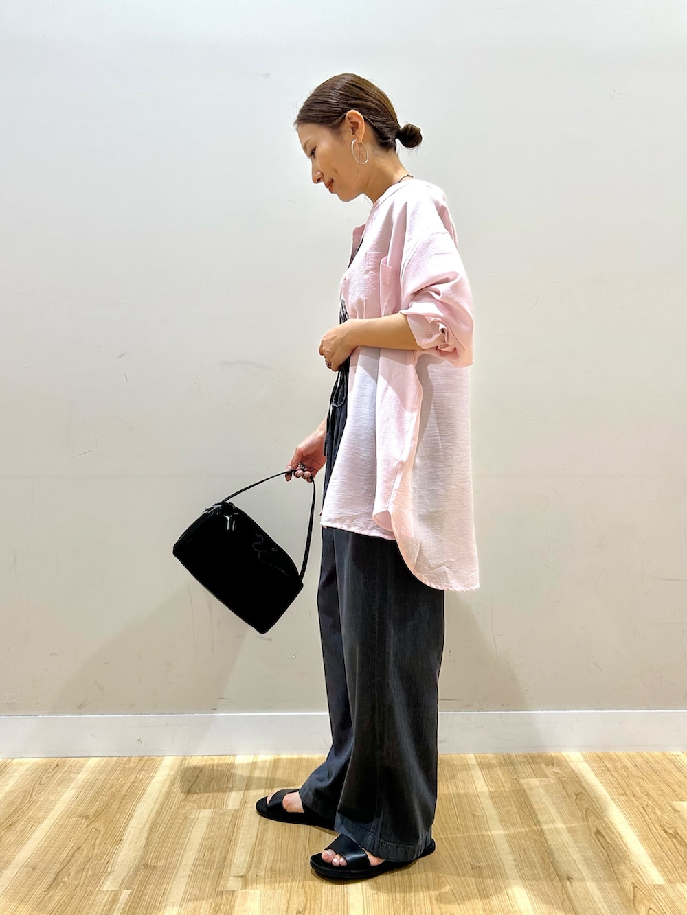 ピンク系のシャツ/ブラウス、ホワイト系のTシャツ/カットソー、ブラック系のデニムパンツを着用したレディースの春コーディネートの2枚目の写真