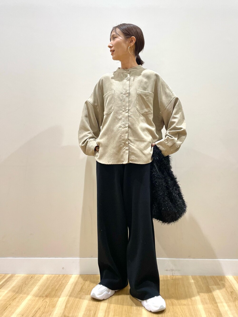 ブラック系のダウンジャケット/コート、ベージュ系のTシャツ/カットソー、ブラック系のその他パンツを着用したレディースの冬コーディネートの2枚目の写真