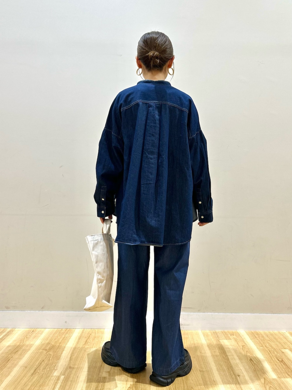 ブルー系のシャツ/ブラウス、ブラック系のモッズコート、その他のニット/セーターを着用したレディースの冬コーディネートの7枚目の写真