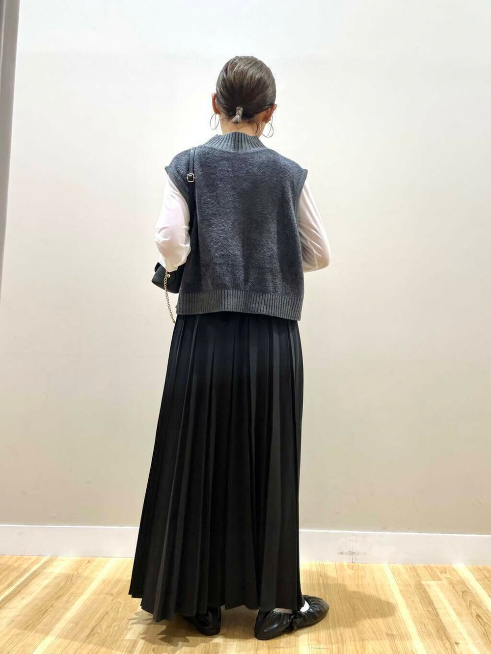 ブラック系のショルダーバッグ、ホワイト系のTシャツ/カットソー、ブラック系のバレエシューズを着用したレディースの秋コーディネートの4枚目の写真