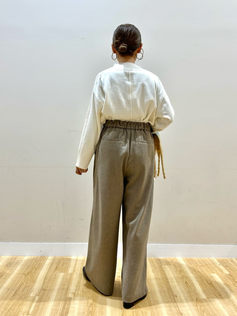 ベージュ系のその他パンツ、ブラック系のその他アウター、ホワイト系のニット/セーターを着用したレディースの冬コーディネートの7枚目の写真