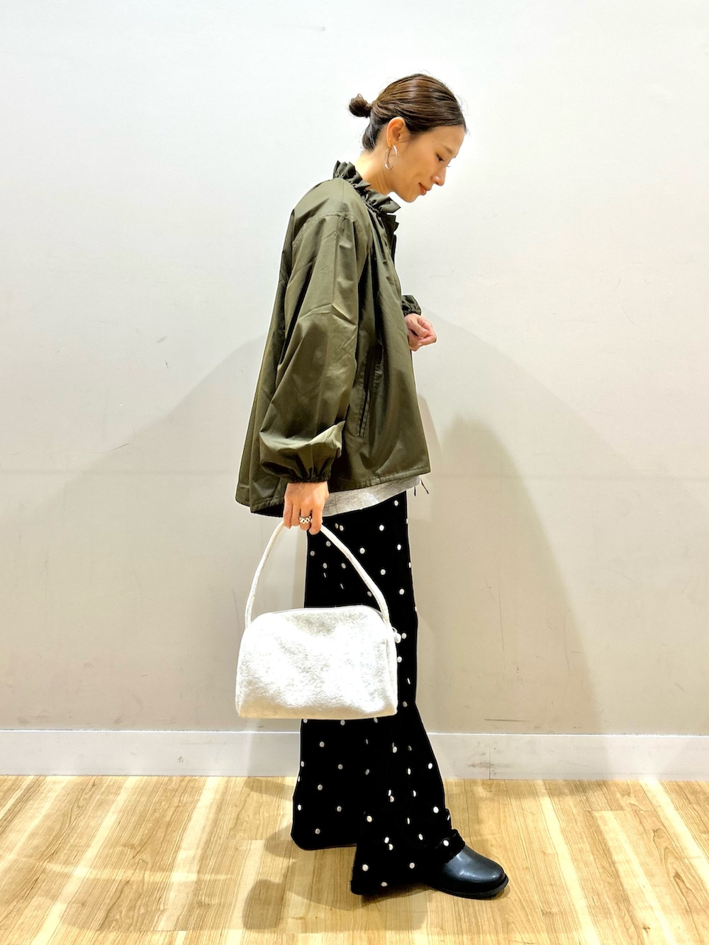 グリーン系のブルゾン、グレー系のTシャツ/カットソー、ブラック系のその他パンツを着用したレディースの秋コーディネートの4枚目の写真