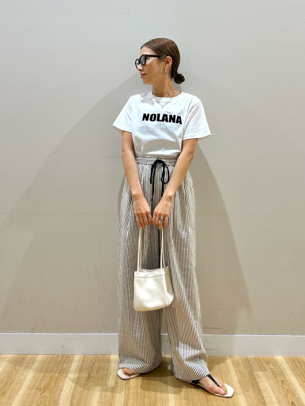ブラウン系のその他アウター、ホワイト系のTシャツ/カットソー、ブラック系のその他パンツを着用したレディースの夏コーディネートの5枚目の写真