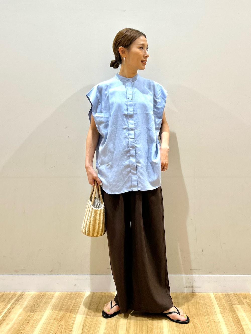ブルー系のシャツ/ブラウス、ブラウン系のその他パンツ、グレー系のハンドバッグを着用したレディースの夏コーディネートの4枚目の写真