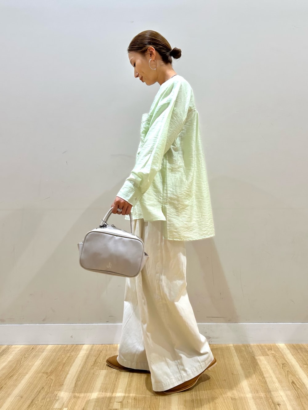 グリーン系のシャツ/ブラウス、ホワイト系のTシャツ/カットソー、ホワイト系のその他パンツを着用したレディースの春コーディネートの5枚目の写真
