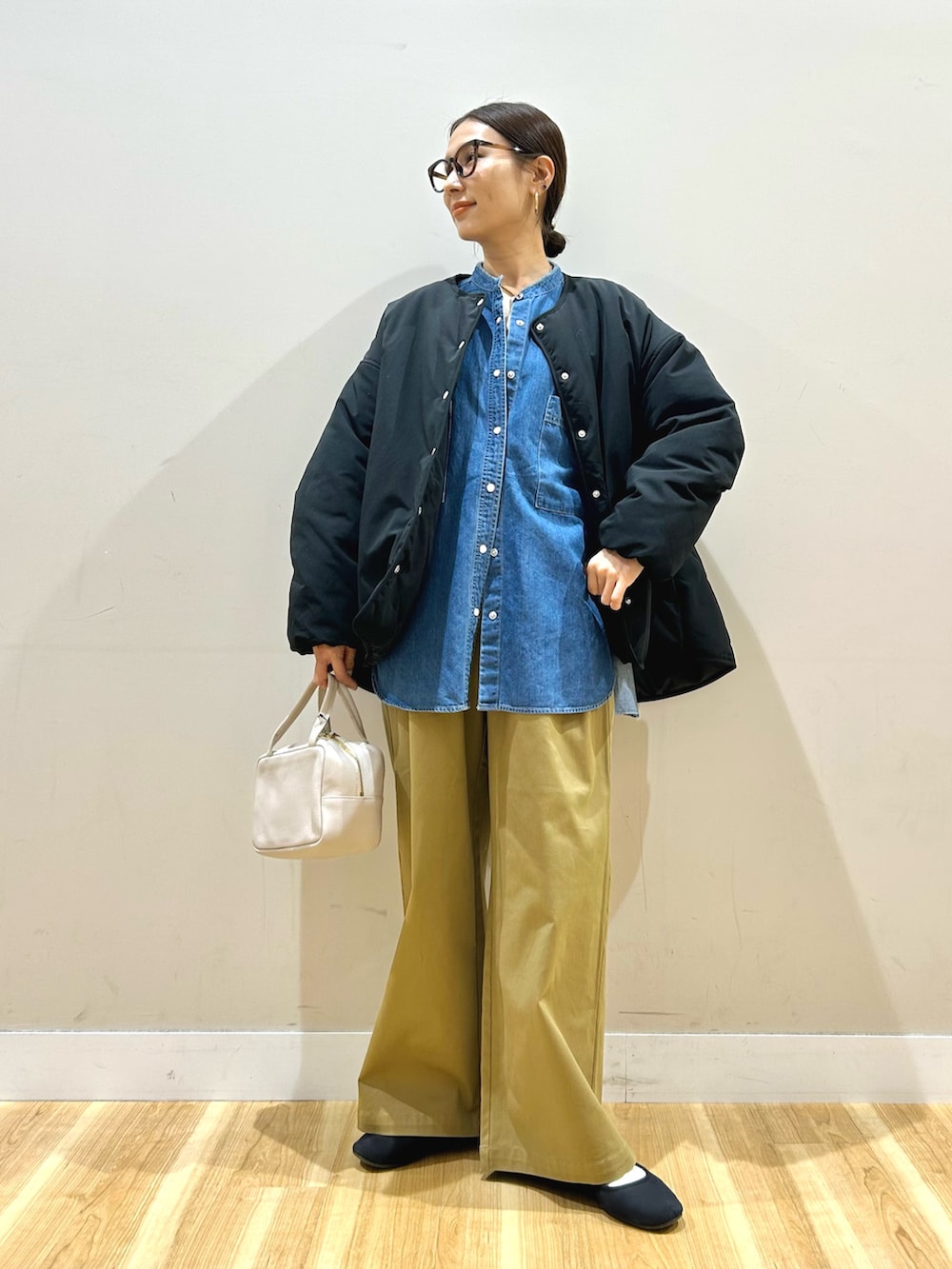 ブルー系のシャツ/ブラウス、ブラック系のダウンジャケット/コート、その他のニット/セーターを着用したレディースの冬コーディネートの5枚目の写真