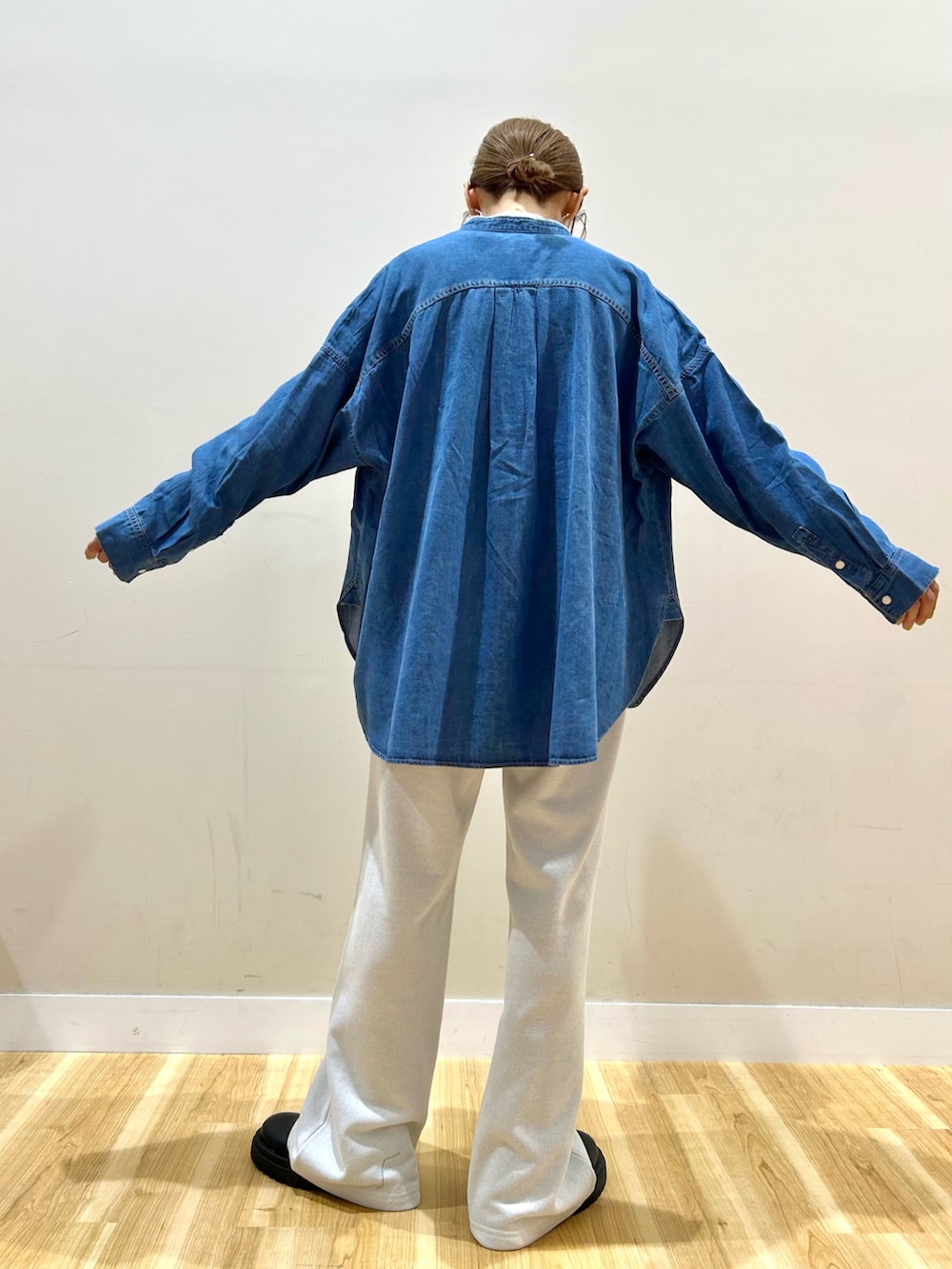 ホワイト系のその他パンツ、ブルー系のシャツ/ブラウス、ブラウン系のダウンジャケット/コートを着用したレディースの秋コーディネートの6枚目の写真