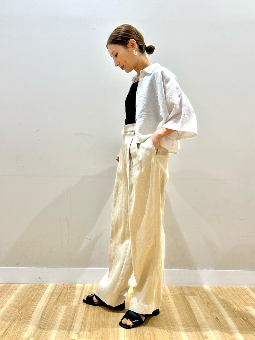 ホワイト系のシャツ/ブラウス、ベージュ系のその他パンツ、ブラック系のショルダーバッグを着用したレディースの夏コーディネートの2枚目の写真
