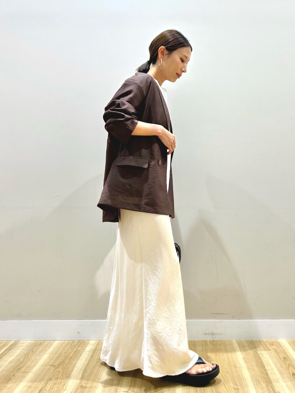 ブラウン系のその他アウター、ホワイト系のTシャツ/カットソー、ブラック系のトートバッグを着用したレディースの夏コーディネートの4枚目の写真