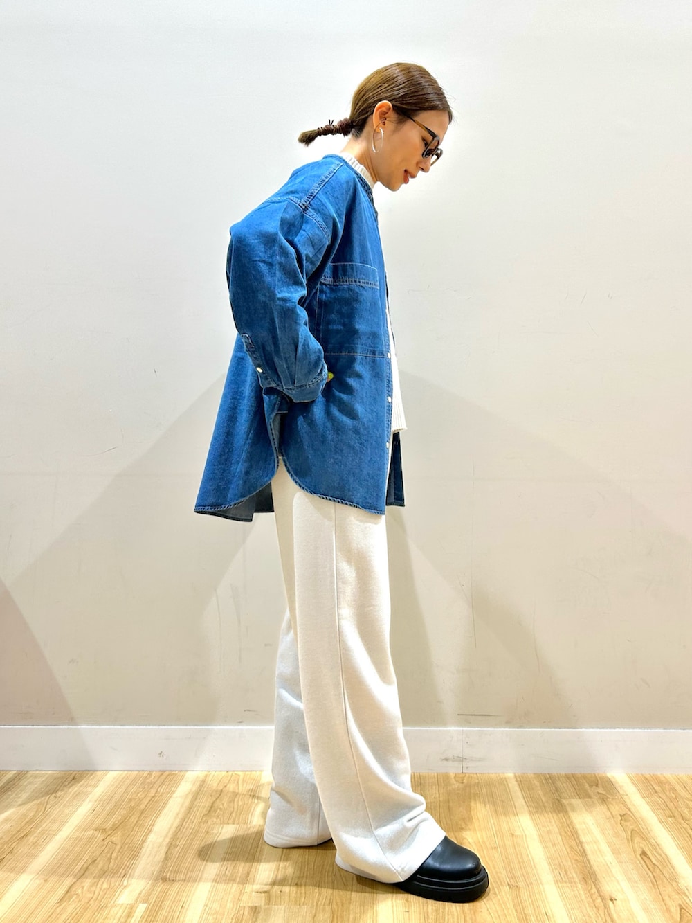 ホワイト系のその他パンツ、ブルー系のシャツ/ブラウス、ブラウン系のダウンジャケット/コートを着用したレディースの秋コーディネートの7枚目の写真