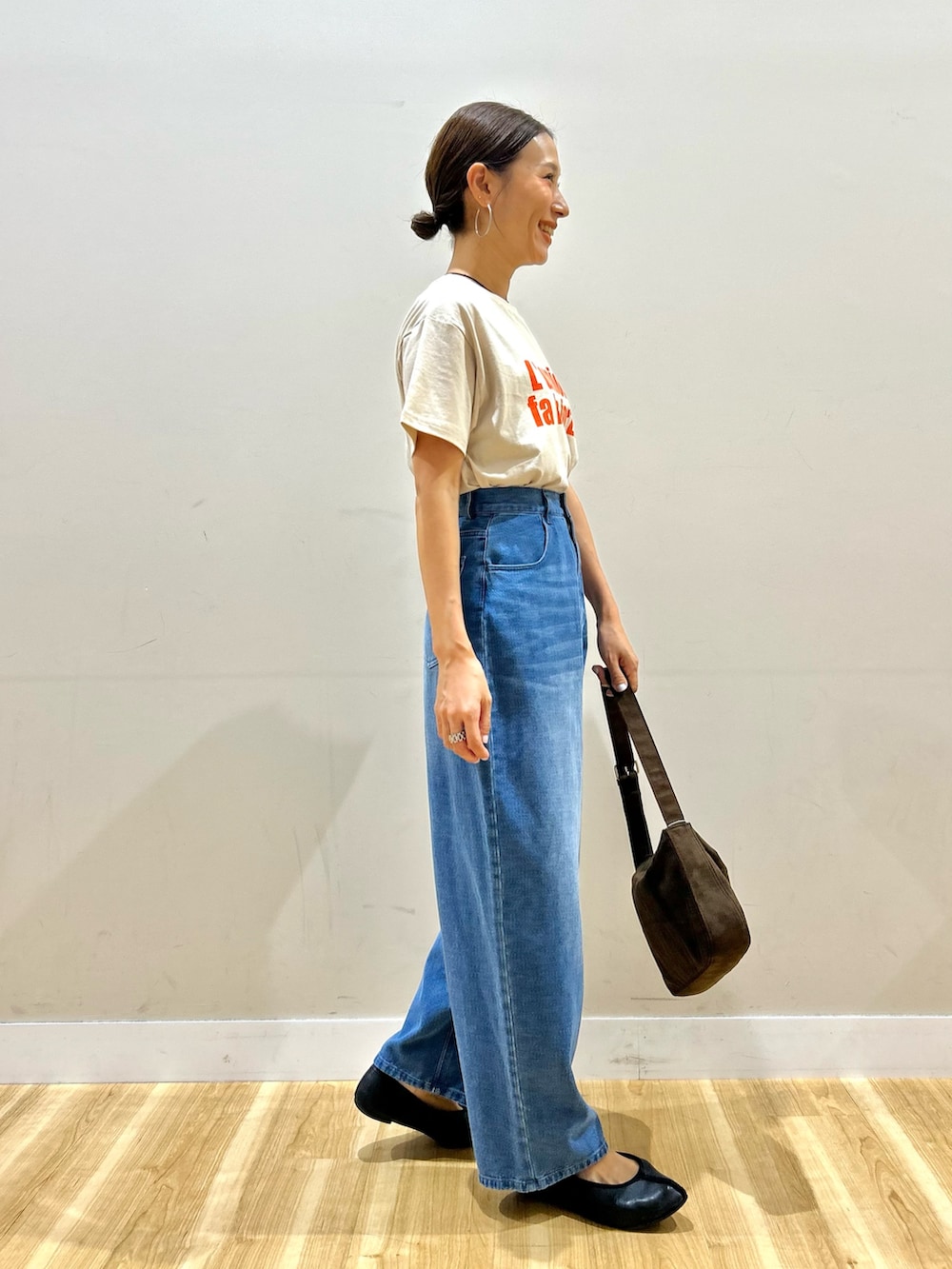 ブラック系のシャツ/ブラウス、ホワイト系のTシャツ/カットソー、ブルー系のその他パンツを着用したレディースの秋コーディネートの6枚目の写真