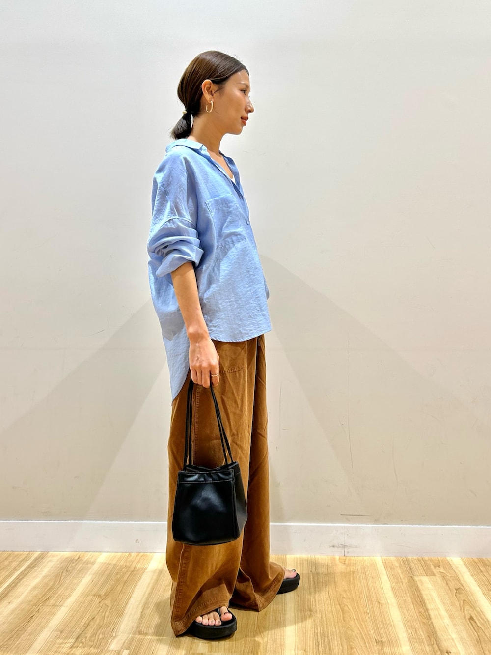 ブルー系のシャツ/ブラウス、ホワイト系のタンクトップ、ブラウン系のその他パンツを着用したレディースの夏コーディネートの4枚目の写真