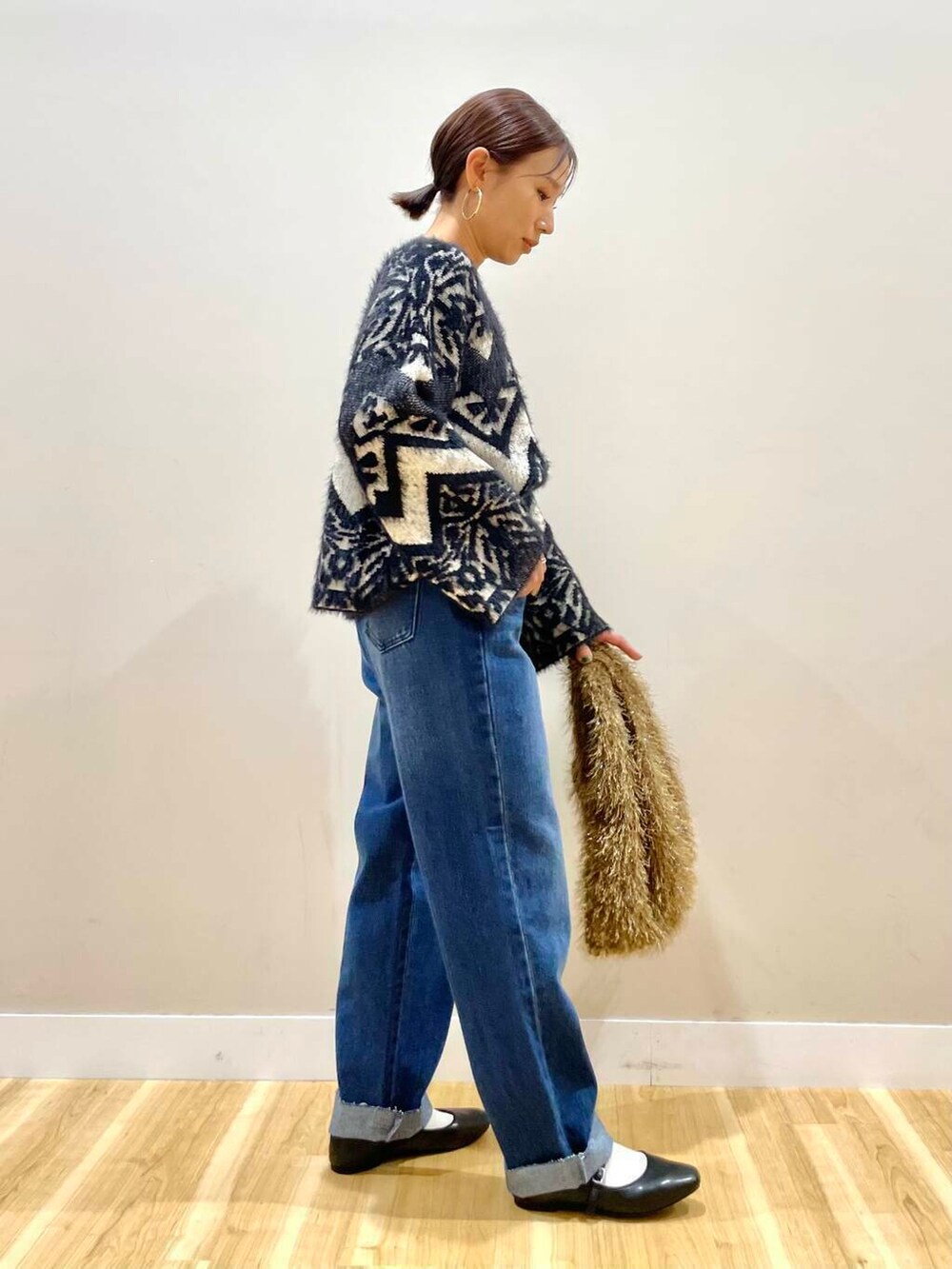 ブラック系のパンプス、ブルー系のデニムパンツ、グレー系のその他アウターを着用したレディースの冬コーディネートの9枚目の写真