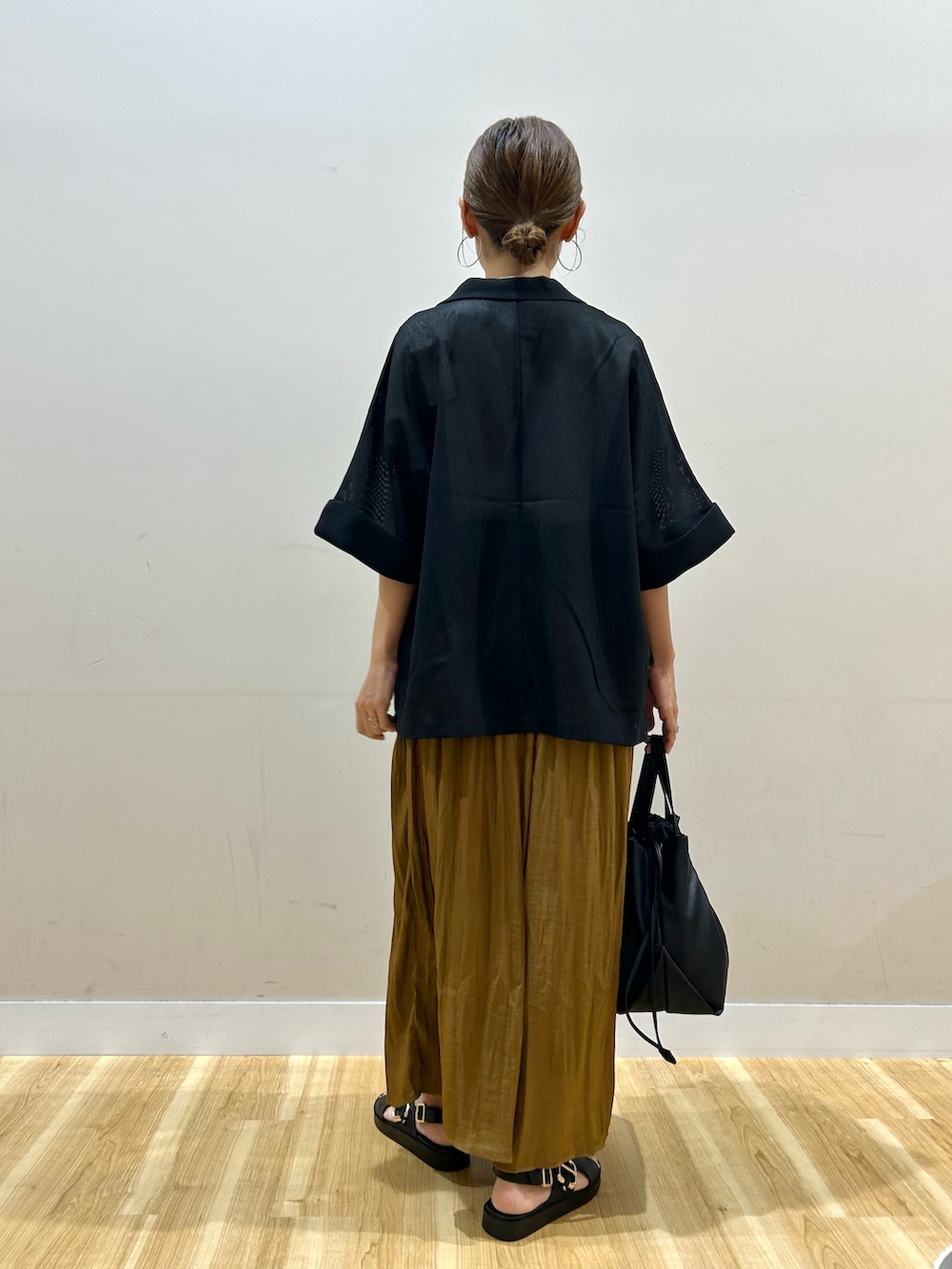 ブラック系のその他アウター、ホワイト系のTシャツ/カットソー、イエロー系のその他パンツを着用したレディースの夏コーディネートの3枚目の写真