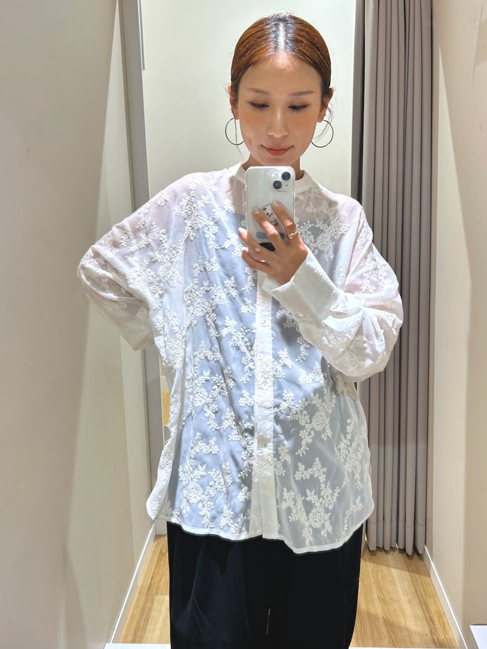 ブラック系のその他パンツ、ブラック系のサンダル、ブラウン系のボストンバッグを着用したレディースの春コーディネートの6枚目の写真