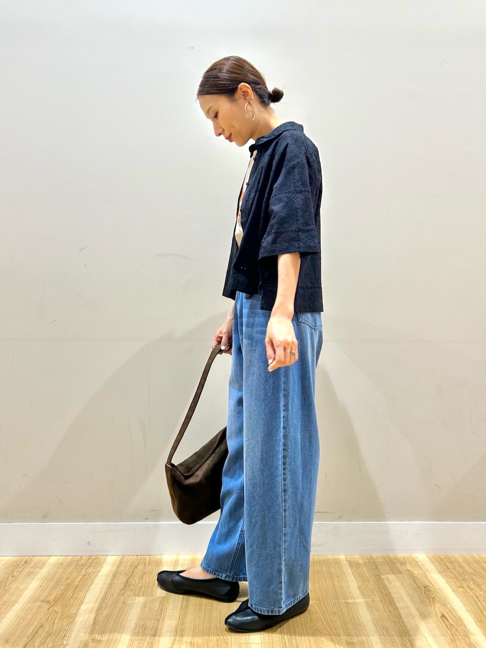 ブラック系のシャツ/ブラウス、ホワイト系のTシャツ/カットソー、ブルー系のその他パンツを着用したレディースの秋コーディネートの2枚目の写真