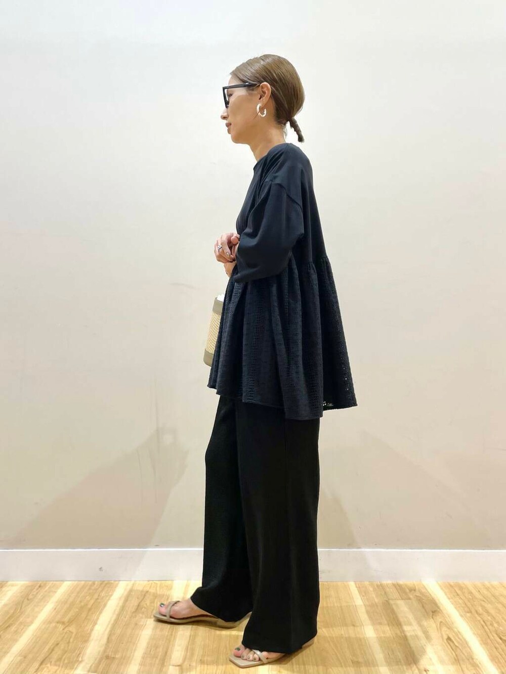 グレー系のショルダーバッグ、ブラック系のその他パンツ、グレー系のサンダルを着用したレディースの夏コーディネートの4枚目の写真